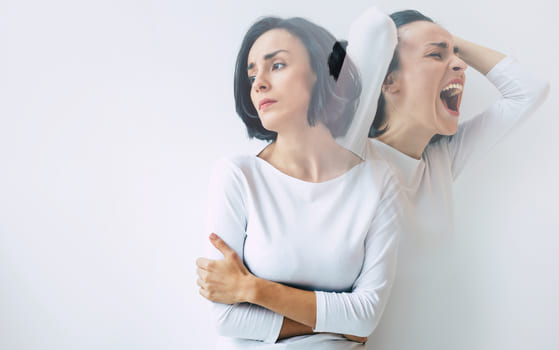  Лечение шизофрении: спокойная и кричащая женщина 